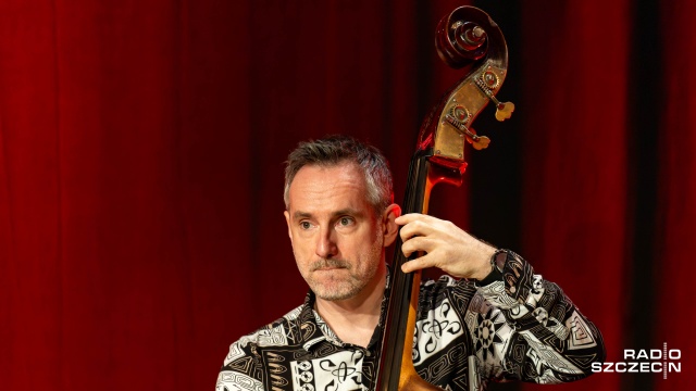 Bartosz Świątek – kontrabasista. Fot. Robert Stachnik [Radio Szczecin] Gershwin w nowej odsłonie. Jola Szczepaniak Quartet w Studiu Koncertowym Radia Szczecin [ROZMOWA z ARTYSTAMI, ZDJĘCIA]