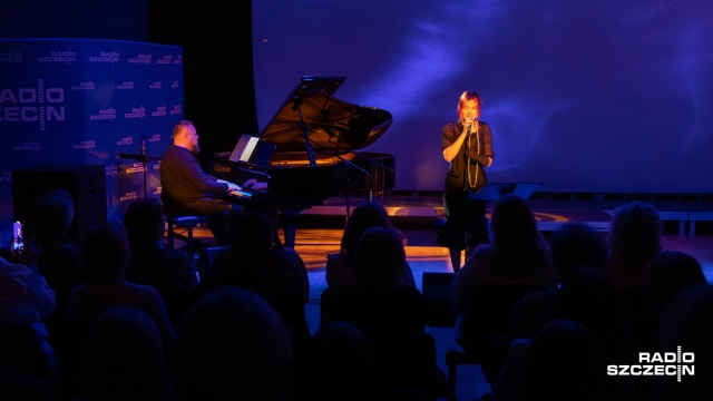 Sara Frymus (od prawej) – wokalistka, kompozytorka i Krzysztof Baranowski – pianista, akordeonista, kompozytor. Fot. Robert Stachnik Sara Frymus [ROZMOWA z ARTYSTKĄ, ZDJĘCIA]