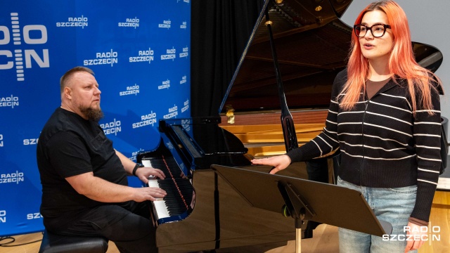 Sara Frymus (od prawej) – wokalistka, kompozytorka i Krzysztof Baranowski – pianista, akordeonista, kompozytor. Fot. Robert Stachnik Sara Frymus [ROZMOWA z ARTYSTKĄ, ZDJĘCIA]