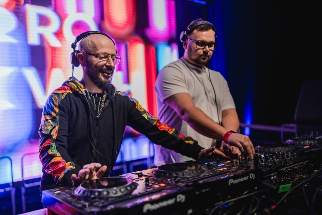 Miqro (od lewej) i Milkwish. Fot. Materiały prasowe artystów DJ Miqro i DJ Milkwish | Mistrz i uczeń na jednej scenie [ROZMOWA z ARTYSTAMI, ZDJĘCIA]