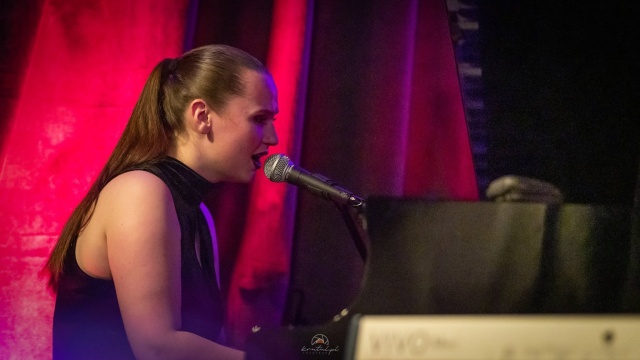 Julia Bury – wokalistka, kompozytorka, autorka tekstów. Fot. Materiały prasowe artystki. Źródło: https://www.facebook.com/photo/?fbid=4611286582308050&set=pb.100063828860924.-2207520000&locale=pl_PL Julia Bury wydała debiutancki album „Ja Julia” [ROZMOWA z ARTYSTKĄ, ZDJĘCIA]