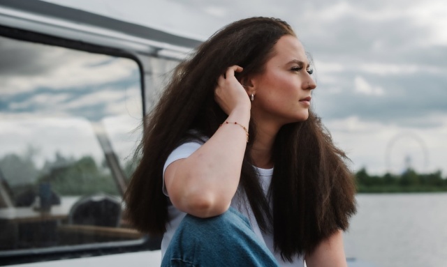 Julia Bury – wokalistka, kompozytorka, autorka tekstów. Fot. Materiały prasowe artystki. Źródło: https://www.facebook.com/photo/?fbid=1415137313957217&set=pb.100063828860924.-2207520000&locale=pl_PL Julia Bury wydała debiutancki album „Ja Julia” [ROZMOWA z ARTYSTKĄ, ZDJĘCIA]