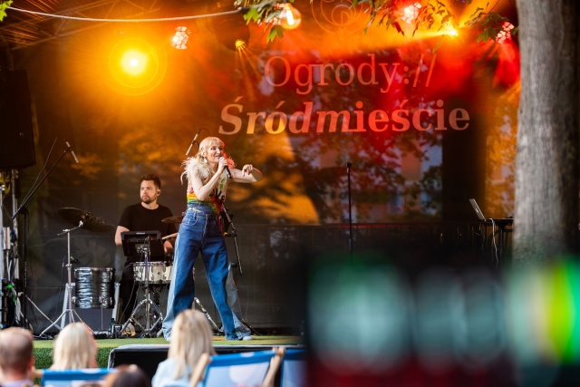 Reni Jusis. Fot. Ogrody Śródmieście w Szczecinie Reni Jusis | „W dzieciństwie słuchałam transmisji z Konkursu Chopinowskiego…” [WYWIAD z ARTYSTKĄ, ZDJĘCIA]