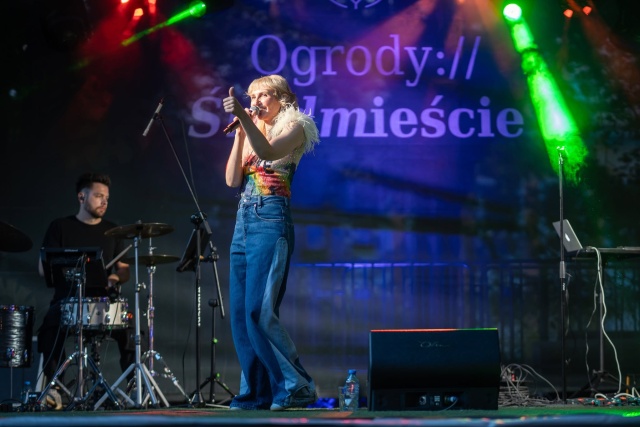 Reni Jusis. Fot. Ogrody Śródmieście w Szczecinie Reni Jusis | „W dzieciństwie słuchałam transmisji z Konkursu Chopinowskiego…” [WYWIAD z ARTYSTKĄ, ZDJĘCIA]