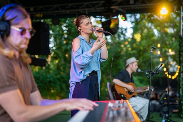Karolina Charko. Fot. Ogrody Śródmieście w Szczecinie Karolina Charko – zwyciężczyni z Opola o sukcesie, muzyce i życiowej drodze [WYWIAD i AKUSTYCZNE GRANIE, ZDJĘCIA]