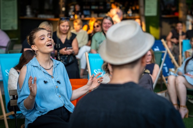 Karolina Charko. Fot. Ogrody Śródmieście w Szczecinie Karolina Charko – zwyciężczyni z Opola o sukcesie, muzyce i życiowej drodze [WYWIAD i AKUSTYCZNE GRANIE, ZDJĘCIA]