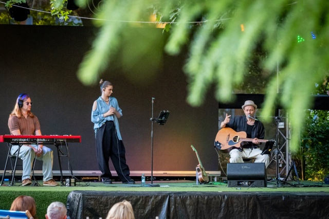 Damian Pietrasik (od lewej), Karolina Charko i Piotr Lato. Fot. Ogrody Śródmieście w Szczecinie Karolina Charko – zwyciężczyni z Opola o sukcesie, muzyce i życiowej drodze [WYWIAD i AKUSTYCZNE GRANIE, ZDJĘCIA]