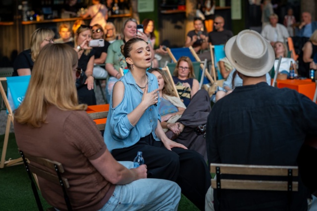 Karolina Charko. Fot. Ogrody Śródmieście w Szczecinie Karolina Charko – zwyciężczyni z Opola o sukcesie, muzyce i życiowej drodze [WYWIAD i AKUSTYCZNE GRANIE, ZDJĘCIA]
