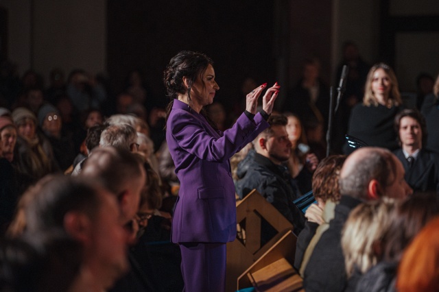 Prof. Sylwia Fabiańczyk-Makuch – dyrygentka. Fot. Hubert Grygielewicz Owacje na stojąco, bisy i odznaczenia dla Chóru Politechniki Morskiej. Koncert sakralny zwieńczył obchody 20. lecia zespołu [ROZMOWA, ZDJĘCIA]