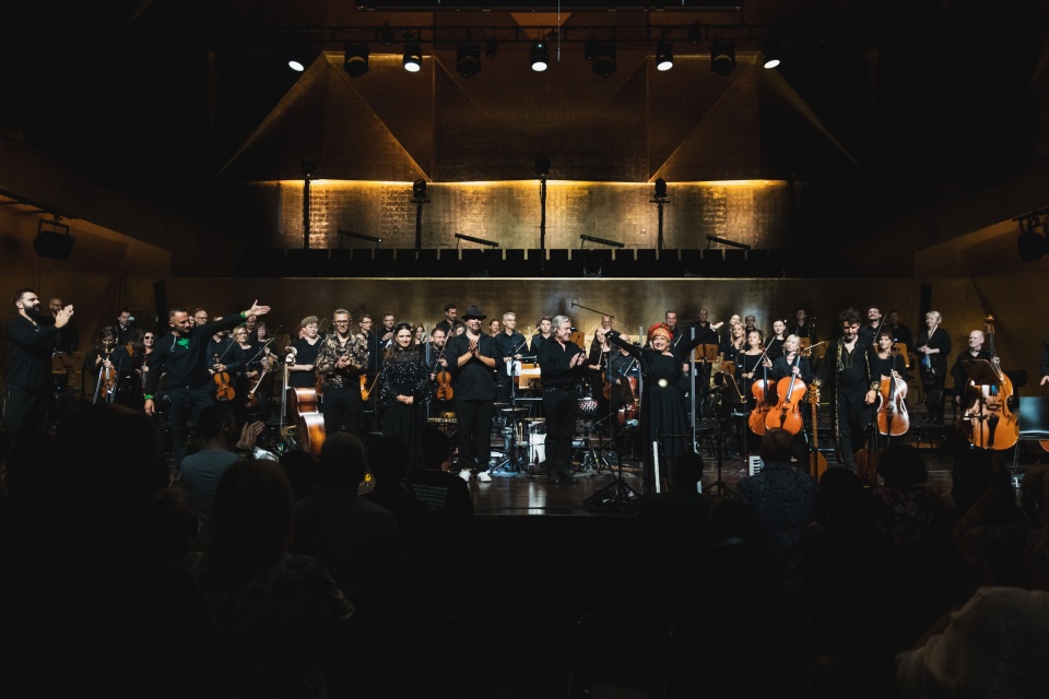 Zespół Dikanda i Orkiestra Symfoniczna Filharmonii w Szczecinie pod batutą Mateusza Czarnowskiego przyjmują owacyjne brawa publiczności. Fot. Michał Wojtarowicz