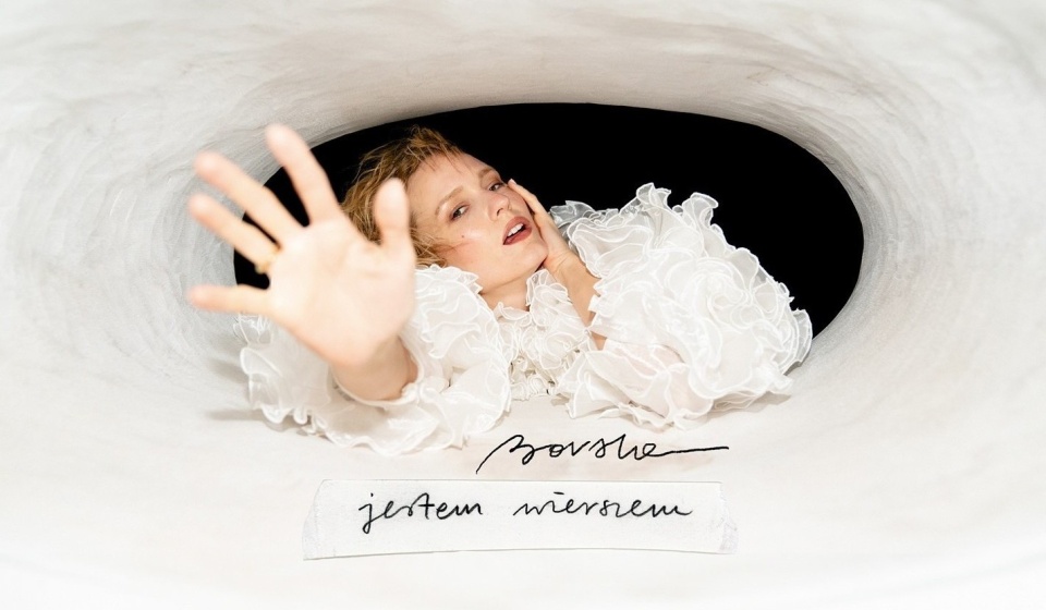 Awers okładki albumu „Jestem Wierszem”. Projekt graficzny Bovska. Fot. Monika Gibas