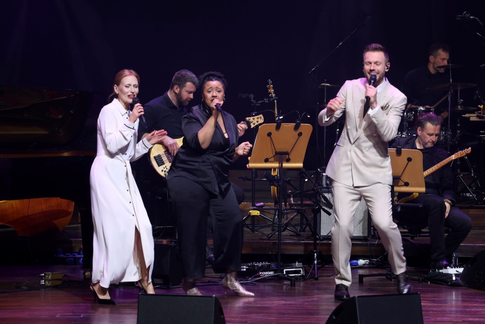 Magdalena Wilento (od lewej), Martyna Szczepaniak i Michał Grobelny ze Szczecin Philharmonic Big Band pod dyrekcją Jakuba Kraszewskiego. Fot. Cezary Aszkiełowicz
