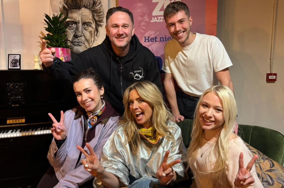 Weronika Lalik – wokalistka (od lewej), Candy Dulfer – saksofonistka, Nailah Vitha – wokalistka. W drugim rzędzie saksofoniści Sylwester Ostrowski (od lewej) i Emil Centkiewicz. Fot. Materiały prasowe Szczecin Jazz Young Talents