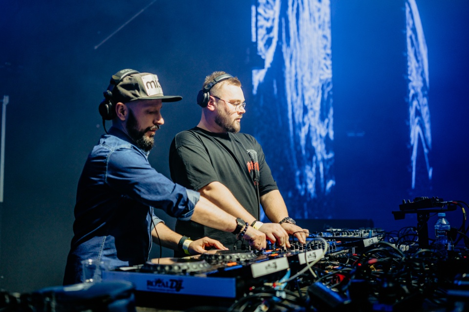 DJ Miqro (od lewej) i DJ Milkwish. Fot. Materiały prasowe artystów