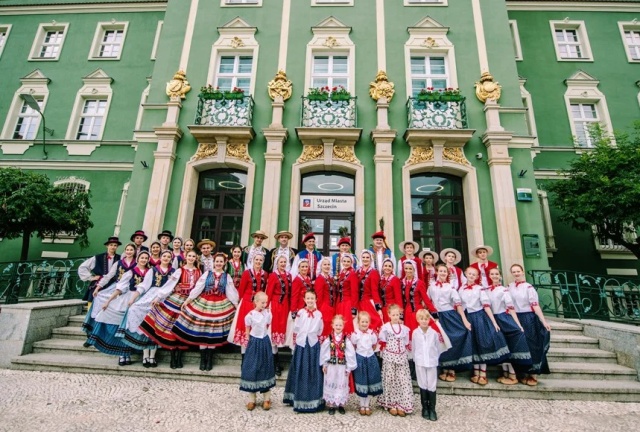 Zespół Pieśni i Tańca Szczecinianie – jest Reprezentacyjnym Zespołem Pomorza Zachodniego i Honorowym Ambasadorem Szczecina, ale przede wszystkim wizytówką polskiej kultury w kraju i za granicą. W swoją pracę angażuje dziś ponad trzystu artystów w różnym wieku. Źródło: https://www.szczecinianie.org 