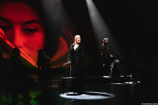 Adrianna Szymańska w spektaklu „Paryski spleen” na scenie Teatru Polskiego w Szczecinie. Fot. Włodzimierz Piątek 