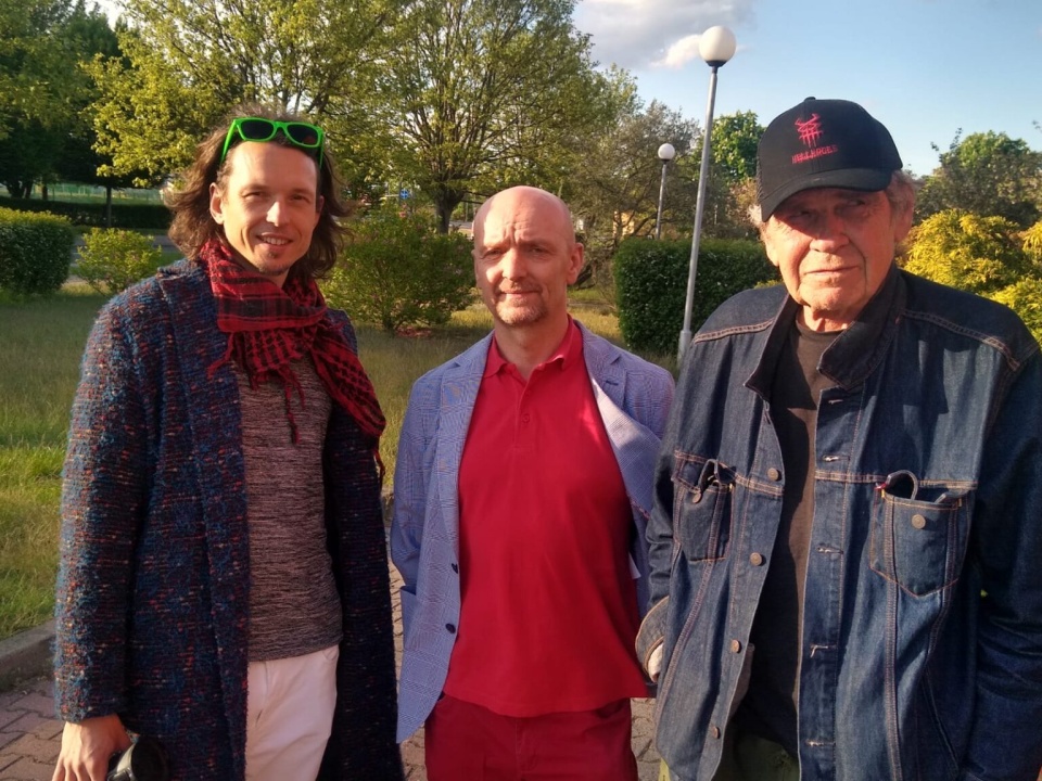 Bartosz Jurgiewicz, Piotr Biniek, Lech Dyblik. Fot. Zachodniopomorski Fundusz Filmowy Pomerania Film, https://pomeraniafilm.pl/premiera-piesni-bielika