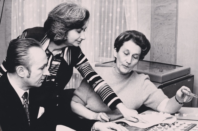 Od lewej: Józef Słociński - inspektor programu (w latach 1951-1979), Lina Wejgsman - spikerka (1960 - 1986) oraz Julia Zyblewska - spikerka (1947 - 1954 i 1957 - 1976). Fot. Stanisław Pleśniarowicz - z albumu "60 lat Polskiego Radia Szczecin", pod. red. Mariana Kowalskiego Lata 70.