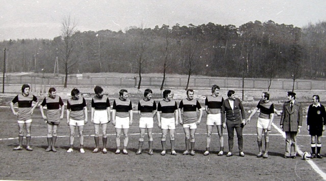 Drużyna Radia Szczecin. Mecz towarzyski radiowcy ze Szczecina kontra radiowcy z Koszalina. Od prawej strony sędziego: Zbigniew Arabski, Waldemar Frątczak, Jan Czyżewski, Marian Prokopiak, NN, NN, NN Ryszard Olejnik (lub Olejniczak), NN, NN, NN, Ryszard Uliński. Kwiecień 1976 rok. Fot. Bogusław Lis [Radio Szczecin] Lata 70.