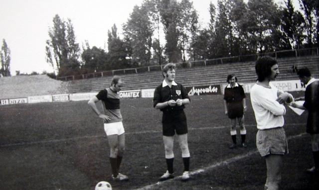 Pierwszy od lewej nasz zawodnik - Waldemar Frątczak. Mecz towarzyski radiowcy ze Szczecina kontra radiowcy z Koszalina. Kwiecień 1976 rok. Fot. Bogusław Lis [Radio Szczecin] Lata 70.
