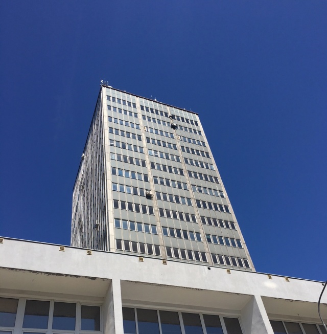 Wieżowiec tuż po sprzedaniu. Rok 2018. Fot Agata Rokicka [Radio Szczecin] Oddanie nowego Ośrodka Polskiego Radia I Telewizji - audycja Marii Okulicz i Marka Koszura (TS 5583)