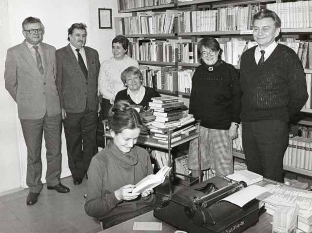 Wydział Dokumentacji i Analiz Programowych. Od lewej: Aleksander Mikiciuk, Zbigniew Czerniawski, Mirosława Puszkarek, Grażyna Kuczyńska, Lilianna Ryttel, Leonia Kotuła, Antoni Skotarczak. Fot. Zdzisław Gajda [z Archiwum Radia Szczecin] Lata 80.