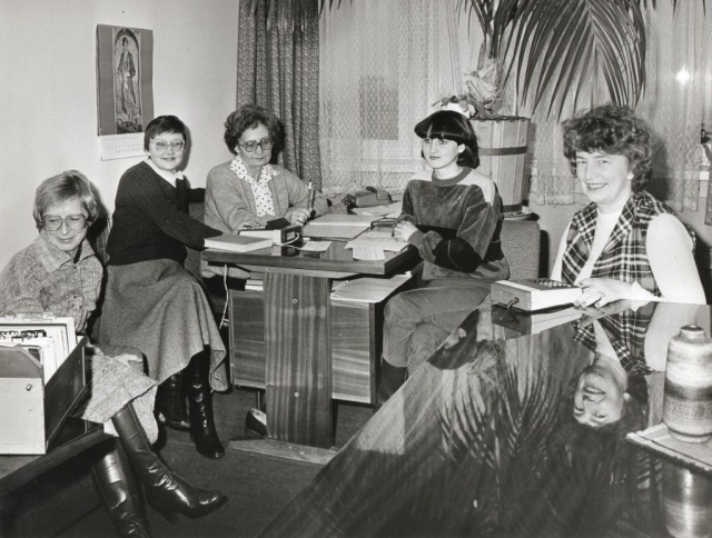 Wydział Finansówi Księgowości. Od lewej: Danuta Sadowska, Grażyna Marcjan, szefowa - Władysława Lener, Danuta Fałat, Helena Socha. Fot. Zdzisław Gajda [z Archiwum Radia Szczecin] Lata 80.