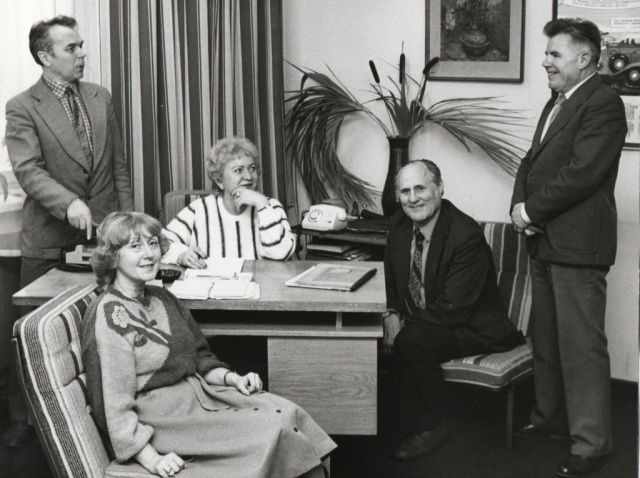 Służby różne. Od lewej: Władysław Kuruś (kadry), Jolanta Horodnicka (prawnik), Krystyna Halamus (sekretarka), Włodzimierz Wieruszewski, Wacław Brożko. Fot. Zdzisław Gajda [z Archiwum Radia Szczecin] Lata 80.