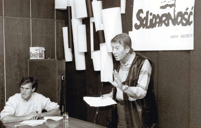 Z prawej - Włodziemierz Kaczmarek na zebraniu Solidarności Ośrodka Radia i Telewizji. Fot. z albumu "60 lat Polskiego Radia Szczecin", pod red. Mariana Kowalskiego Lata 80.