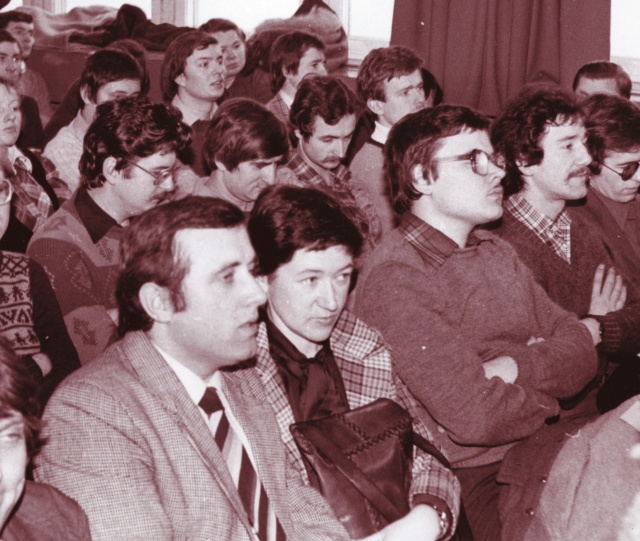 Zebranie Solidarności Ośrodka Radia i Telewizji w Szczecinie. W centrum w pierwszym rzędzie - Halina Lizińczyk. Fot. z albumu "60 lat Polskiego Radia Szczecin", pod red. Mariana Kowalskiego Lata 80.