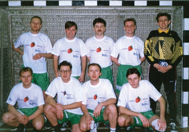 Nasza reprezentacja. Stoją (od lewej): Leszek Woźniak Artur Dyczewski, Jacek Bukianiec, Dariusz Michalski i Adam Wosik. Poniżej (także od lewej): Piotr Dykiert, Przemysław Szymańczyk, Cezary Gurjew i Tomasz Chaciński. Fot. z albumu "60 lat Polskiego Radia Szczecin", pod red. Mariana Kowalskiego Lata 90.