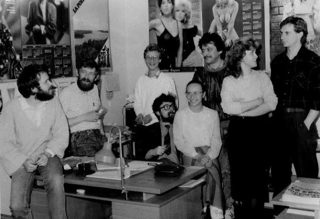 Od lewej: Jarosław Dalecki, Marek Borowiec, Adam Bogoryja-Zakrzewski, Teodor Baranowski, NN, Zbigniew Skarul. Siedzą: Jacek Wiśniewski, Anna Kafel. Fot. z Archiwum Radia Szczecin Lata 90.