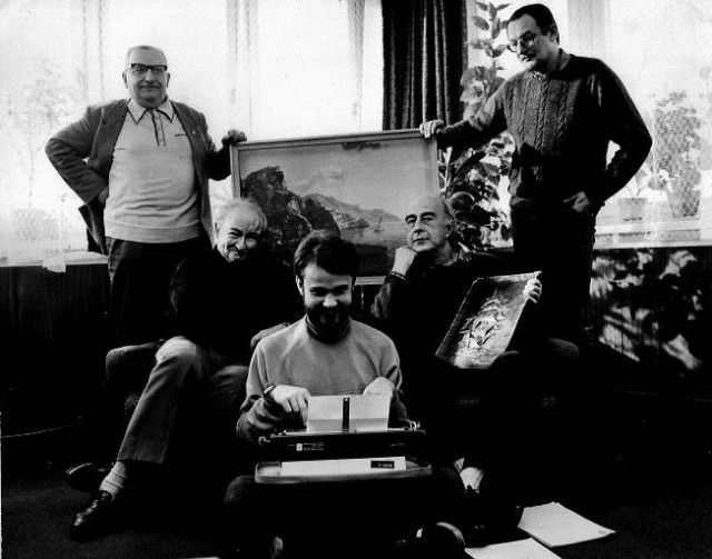 Stoją (od lewej): Włodzimierz Wojciechowski i Jerzy Szafulski. Siedzą (od lewej): Walerian Pawłowski, Jarosław Dalecki, NN Lata 90.