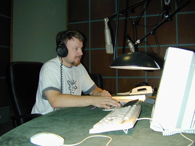 Andrzej Skrendo, dziennikarz w studiu emisyjnym. Fot. Bogusław Lis [Radio Szczecin] Pierwsza dekada XXI wieku