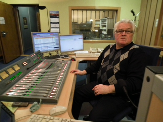 Bogusław Lis przy stole realizatorskim. 6.11.2000 rok. Fot. ze zbiorów Bogusława Lisa [Radio Szczecin] Pierwsza dekada XXI wieku