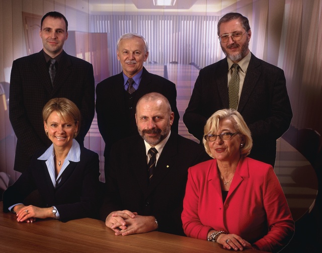 Stoją członkowie Zarządu Radia Szczecin (od lewej): Adam Rudawski i Zbigniew Kosiorowski oraz członek Rady Nadzorczej III kadencji (lata 2000-2003) Przemysław Fenrych. Siedzą inni członkowie Rady (od lewej): Małgorzata Jacyna-Witt, Włodzimierz Kotwas oraz Beata Sak. Fot. z albumu "60 lat Polskiego Radia Szczecin", pod red. Mariana Kowalskiego Pierwsza dekada XXI wieku