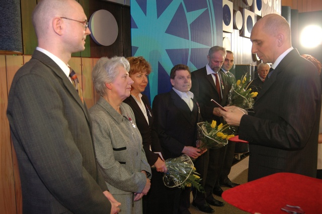 Uroczystość dekorowania odznaczeniami w Studiu Koncertowym S-1. Od lewej: Krzysztof Skonieczny, Urszula Krakowiak, Anna Waraczewska, Janusz Wachowicz, Zdzisław Tararako, Adam Rudawski, Zbigniew Kosiorowski. Z prawej: Robert Krupowicz. Fot. Radio Szczecin Pierwsza dekada XXI wieku