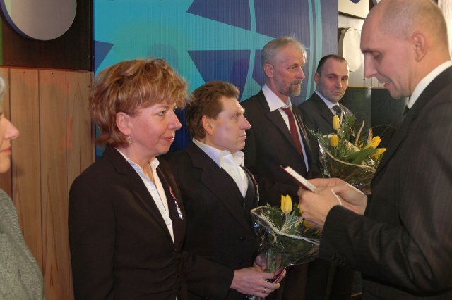 Uroczystość dekorowania odznaczeniami w Studiu Koncertowym S-1. Od lewej: Anna Waraczewska, Janusz Wachowicz, Zdzisław Tararako, Adam Rudawski. Z prawej: Robert Krupowicz. Fot. Radio Szczecin Pierwsza dekada XXI wieku