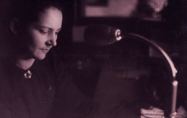 Jadwiga Helbingowa, pierwsza spikerka Radia Szczecin. To ona 25 grudnia 1945 r. w samo południe wypowiedziała te słowa: „Halo, tu mówi Szczecin!”. Lata 40. i 50.