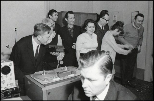 W sterowni. Lata 60. Na zdjęciu m.in. Wojciech Czyżowski (główny inżynier Rozgłośni), Alina Głowacka, Ryszard Bogunowicz. Lata 60. Lata 60.