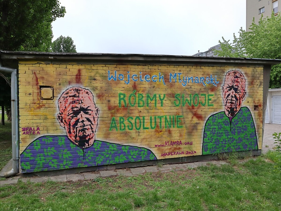 Mural upamiętniający Wojciecha Młynarskiego przy ulicy Smoczej w Warszawie na tylnej ścianie garażu od strony skweru Jura-Gorzechowskiego. Fot. Cybularny [wikipedia.org]
