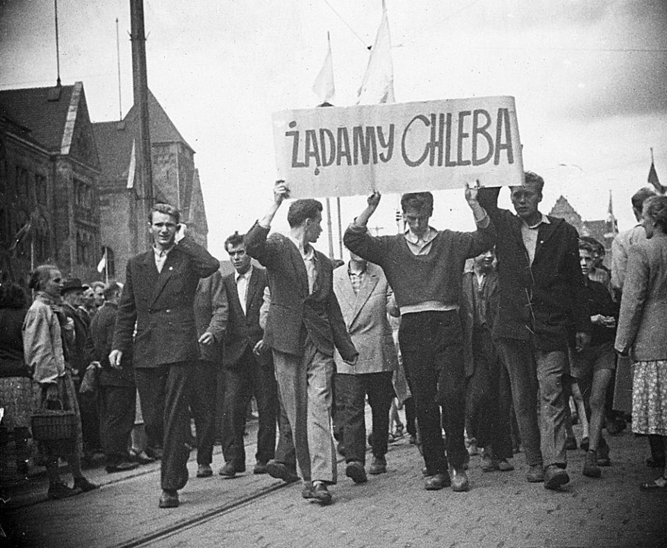 Poznański Czerwiec 1956 r. Manifestacja na ul. Armii Czerwonej (obecnie Święty Marcin). Od lewej: Stanisław Tomalak, Zbigniew Błaszyk i prawdopodobnie Kazimierz Kasprowski (a nie Janusz Kulas, jak przypisał to UBP). Autor nieznany. Fot. wikipedia.org