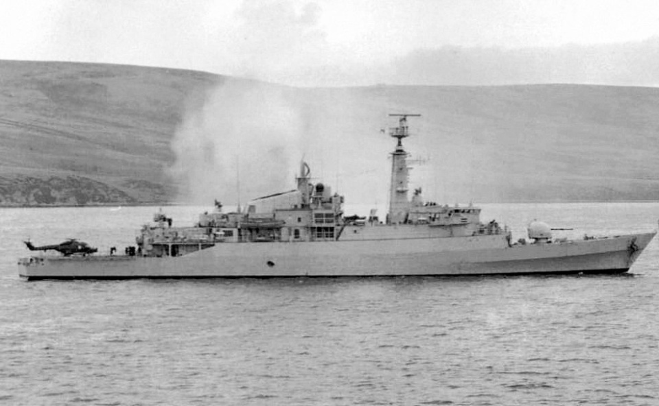 HMS „Antelope” płonie po trafieniu przez bomby argentyńskich samolotów, 23 maja 1982 roku. Fot. Dmgerrard [wikipedia.org]