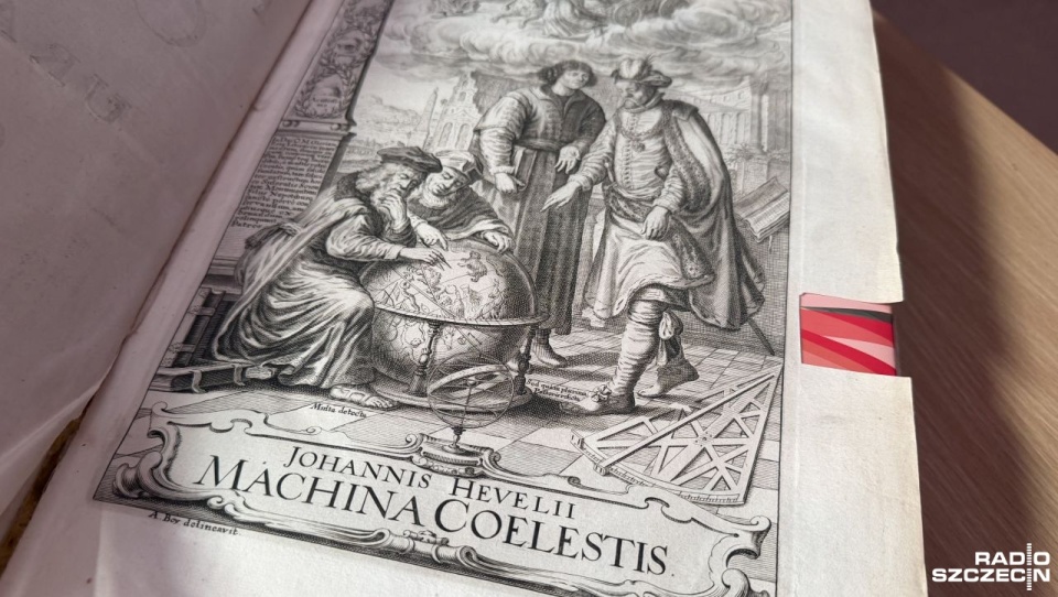 "Machina Coelestis" Jana Heweliusza, tom II (1679) z wyciętą pieczątką biblioteki Gimnazjum Mariackiego. Fot. Elżbieta Bielecka [Radio Szczecin]