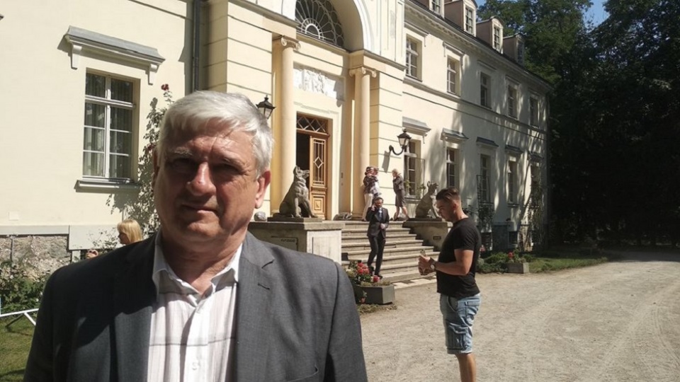 Jan Białkowski podsekretarz stanu w Ministerstwie Rolnictwa i Rozwoju Wsi przed Pałacem w Przelewicach