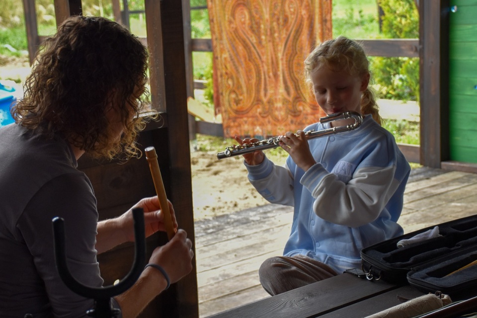 Maciej Bosy Marcinkowski i najmłodsza uczestniczka prowadzonych przez niego warsztatów