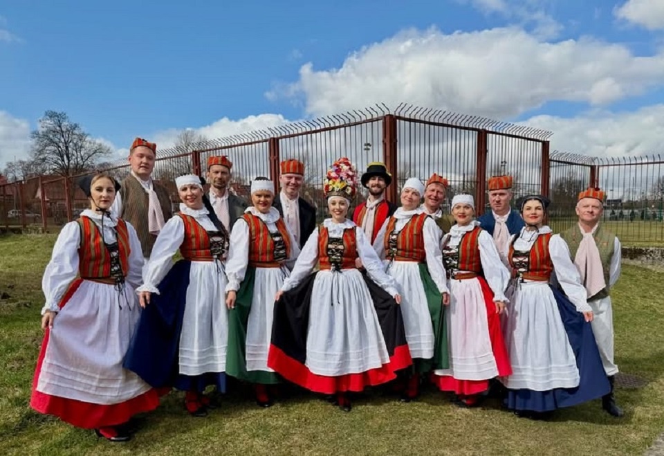 Krąg w strojach Jamneńskich, fot z zasobów ZPiT Ziemi Szczecińskiej Krąg