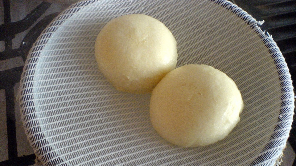 Pampuchy (inaczej bułki/kluski na parze, buchty) – rodzaj pączków (klusek, pyz) z drożdżowego ciasta gotowanych na parze. Fot. www.wikipedia.org / Nerel