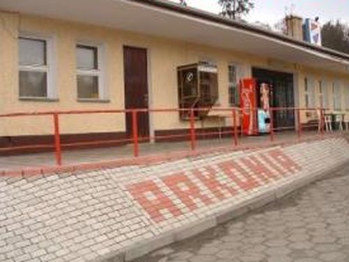 Na obiekcie przy ulicy Arkońskiej postawiono 10 masztów oświetleniowych po pięć z dwóch stron boiska. Na każdym z masztów znajdują się po dwie lampy... 