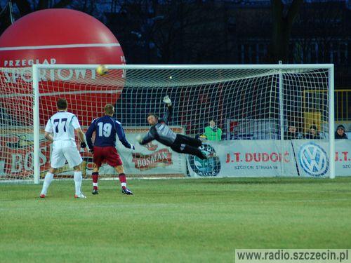 Radosław Majdan wpuszcza bramki - dlatego trzeba było go zastąpić - tak tłumaczona jest decyzja o zamianie goalkeepera Pogoni w meczu z Legią Warszawa. Efekt... 